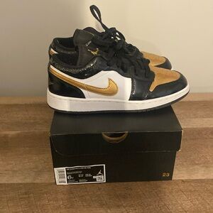 Jordan Big Kid's Air 1 Low SE Black/Metallic Gold-White. 6Y